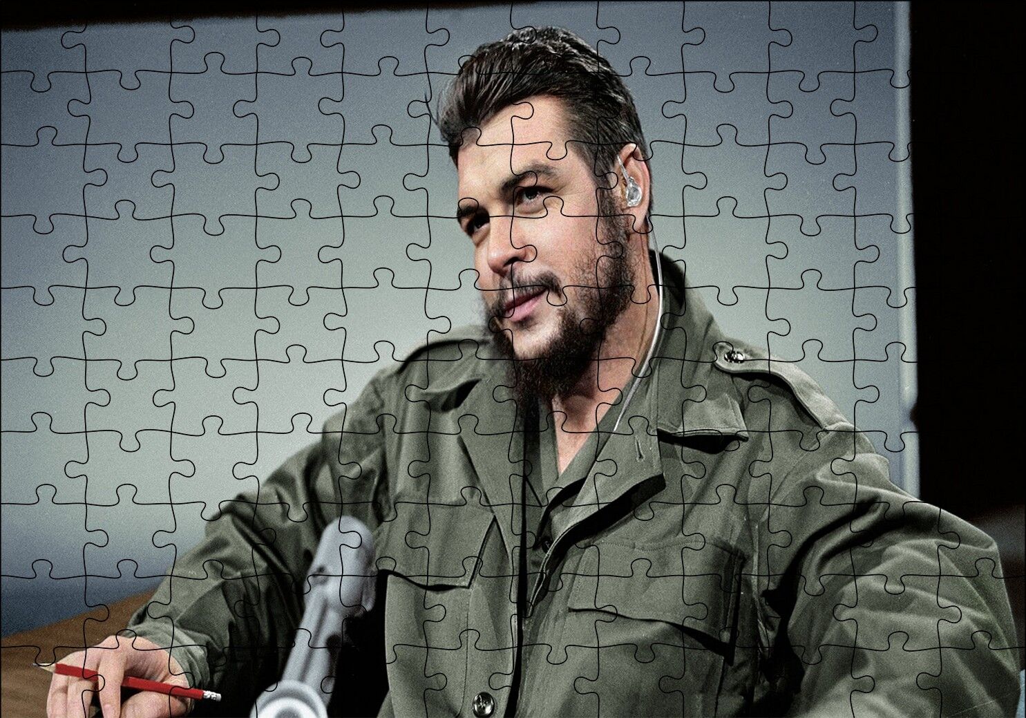 Che Guevara Yeşil Parkasıyla Radyo Konuğu Puzzle Yapboz MDF Ahşap 120 Parça 24 cm X 34 cm