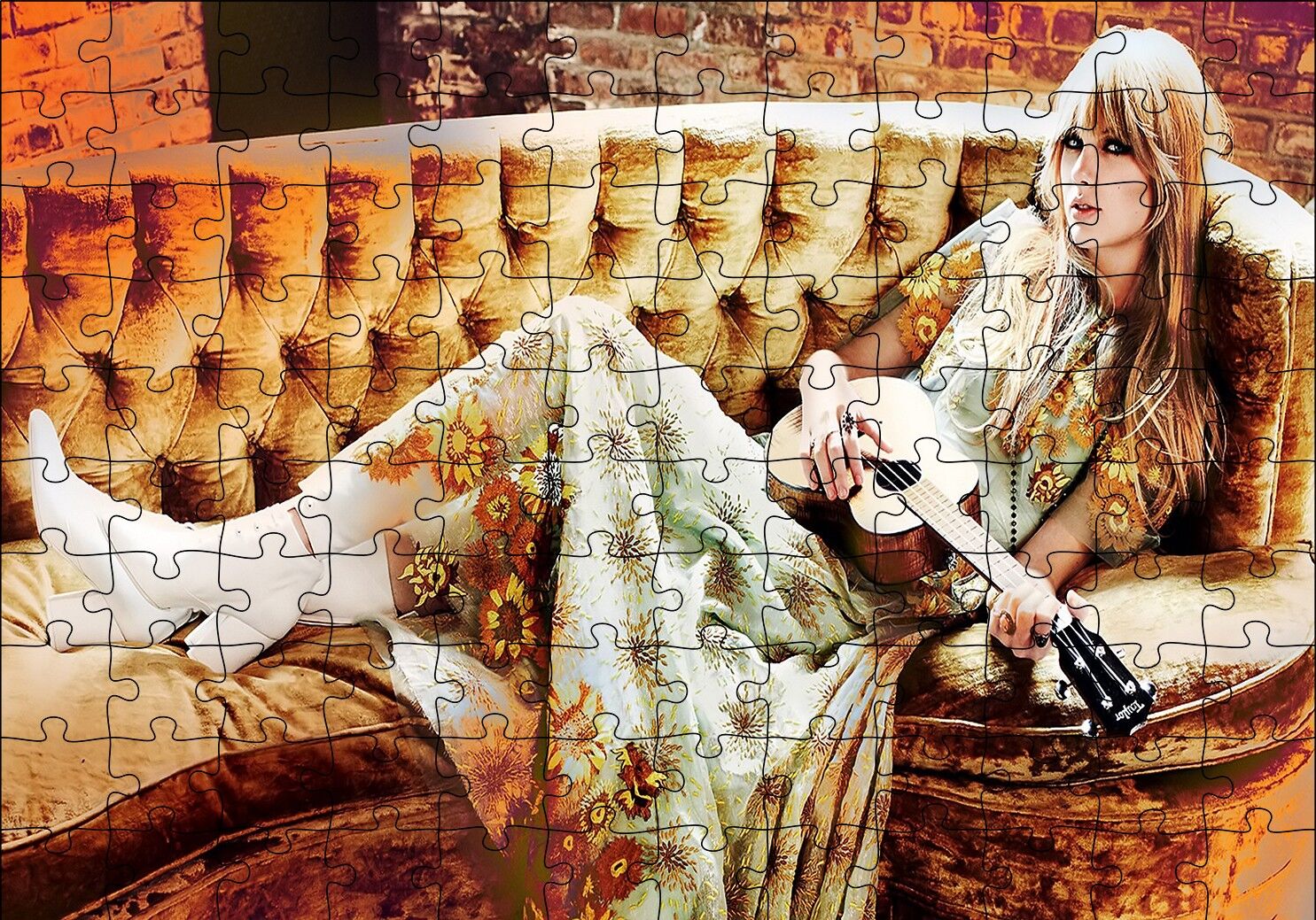 Kanepede Gitar Çalan Sarışın Kız Puzzle Yapboz MDF Ahşap 120 Parça 24 cm X 34 cm