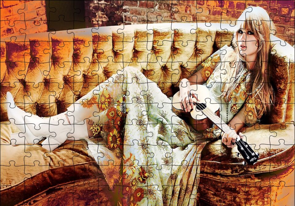 Kanepede Gitar Çalan Sarışın Kız Puzzle Yapboz MDF Ahşap 120 Parça 24 cm X 34 cm