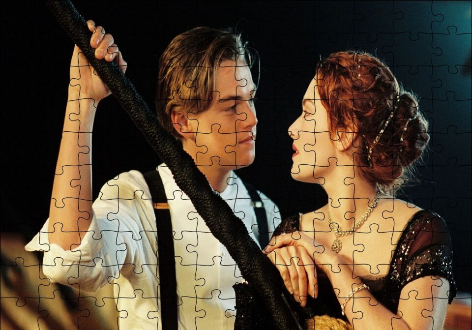 Titanic Jack ve Rose Güvertede Halatlara Tutunuyor Puzzle Yapboz MDF Ahşap 120 Parça 24 cm X 34 cm