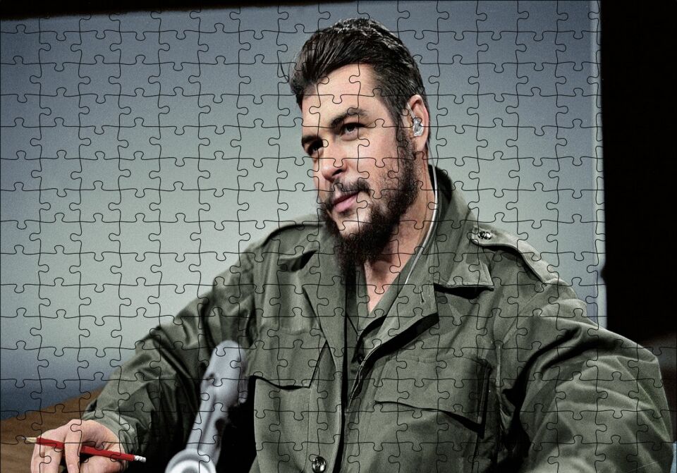 Che Guevara Yeşil Parkasıyla Radyo Konuğu Puzzle Yapboz MDF Ahşap 255 Parça 34 cm X 49 cm