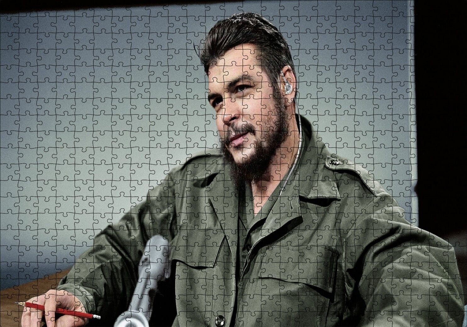 Che Guevara Yeşil Parkasıyla Radyo Konuğu Puzzle Yapboz MDF Ahşap 500 Parça 49 cm X 68 cm