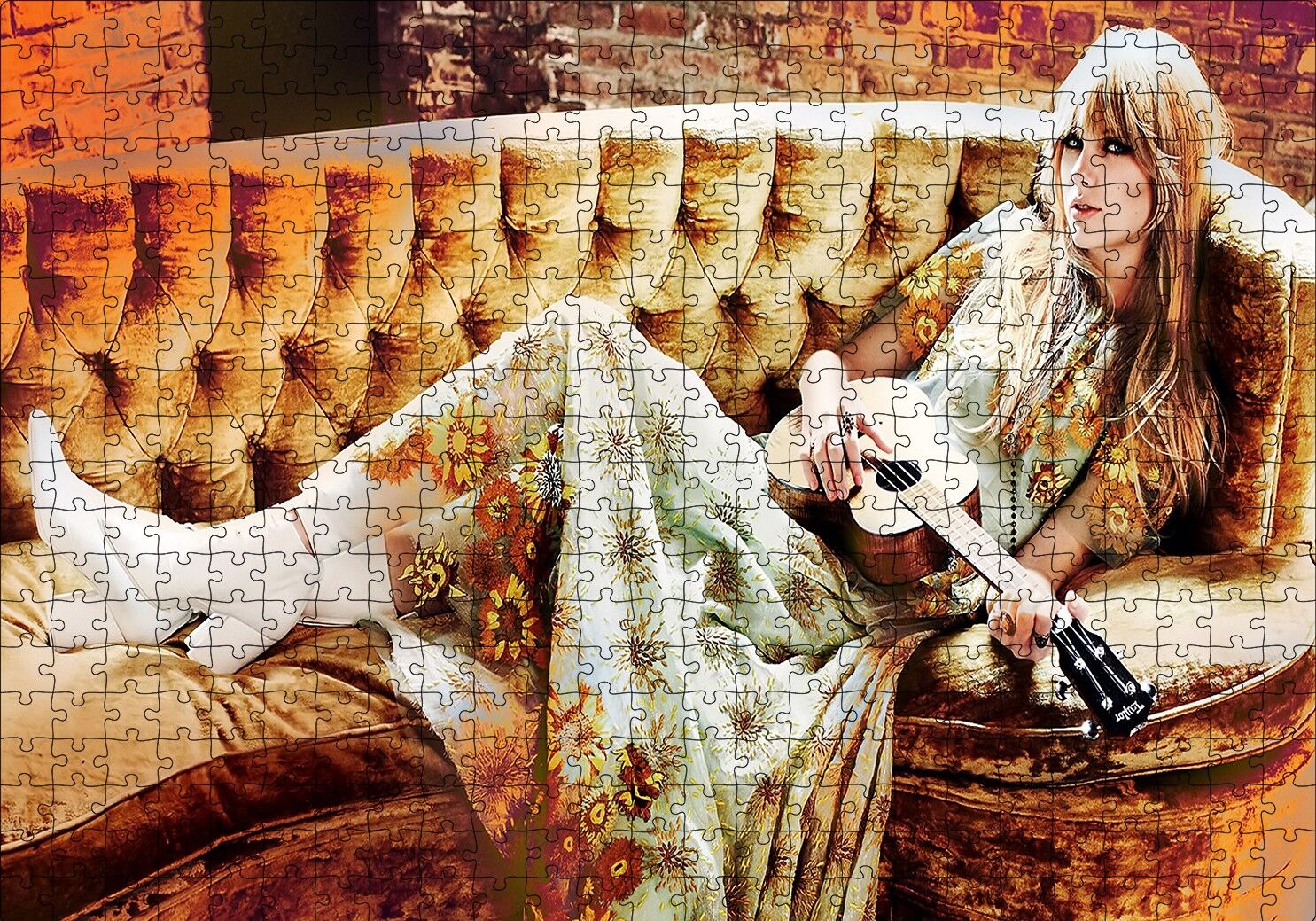 Kanepede Gitar Çalan Sarışın Kız Puzzle Yapboz MDF Ahşap 500 Parça 49 cm X 68 cm