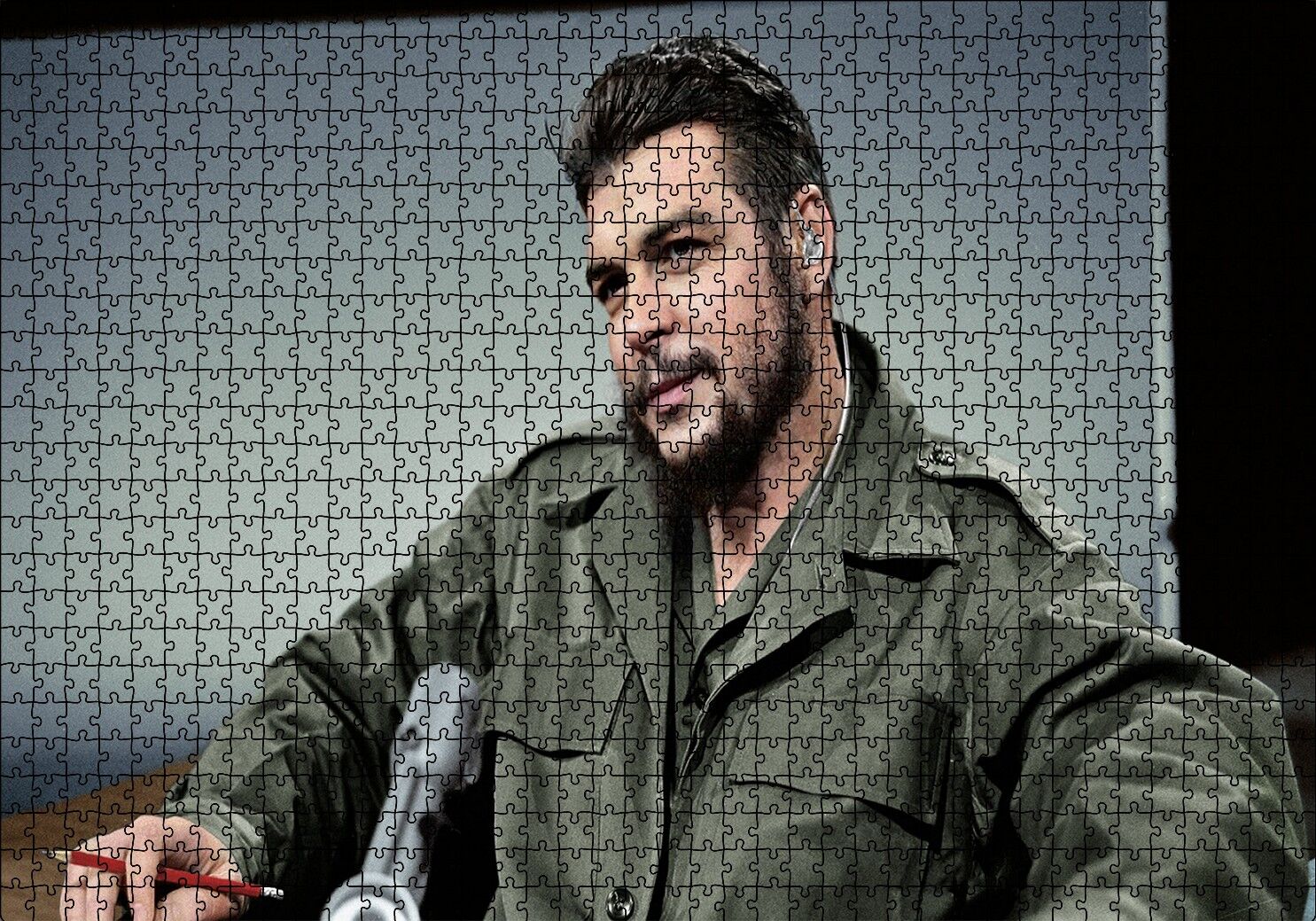 Che Guevara Yeşil Parkasıyla Radyo Konuğu Puzzle Yapboz MDF Ahşap 1000 Parça 49 cm X 68 cm