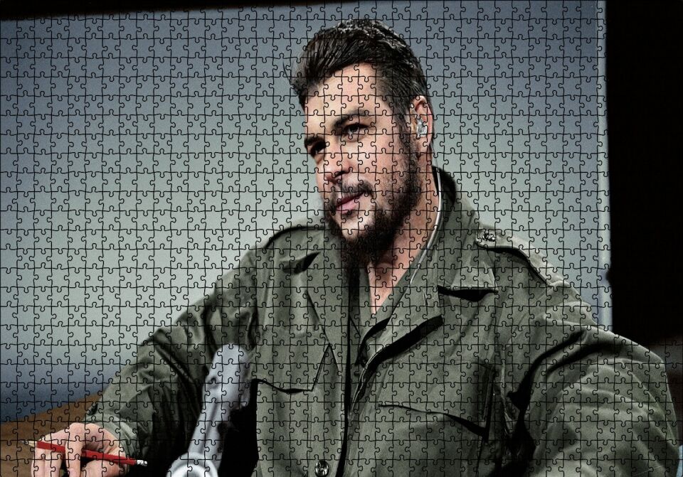 Che Guevara Yeşil Parkasıyla Radyo Konuğu Puzzle Yapboz MDF Ahşap 1000 Parça 49 cm X 68 cm