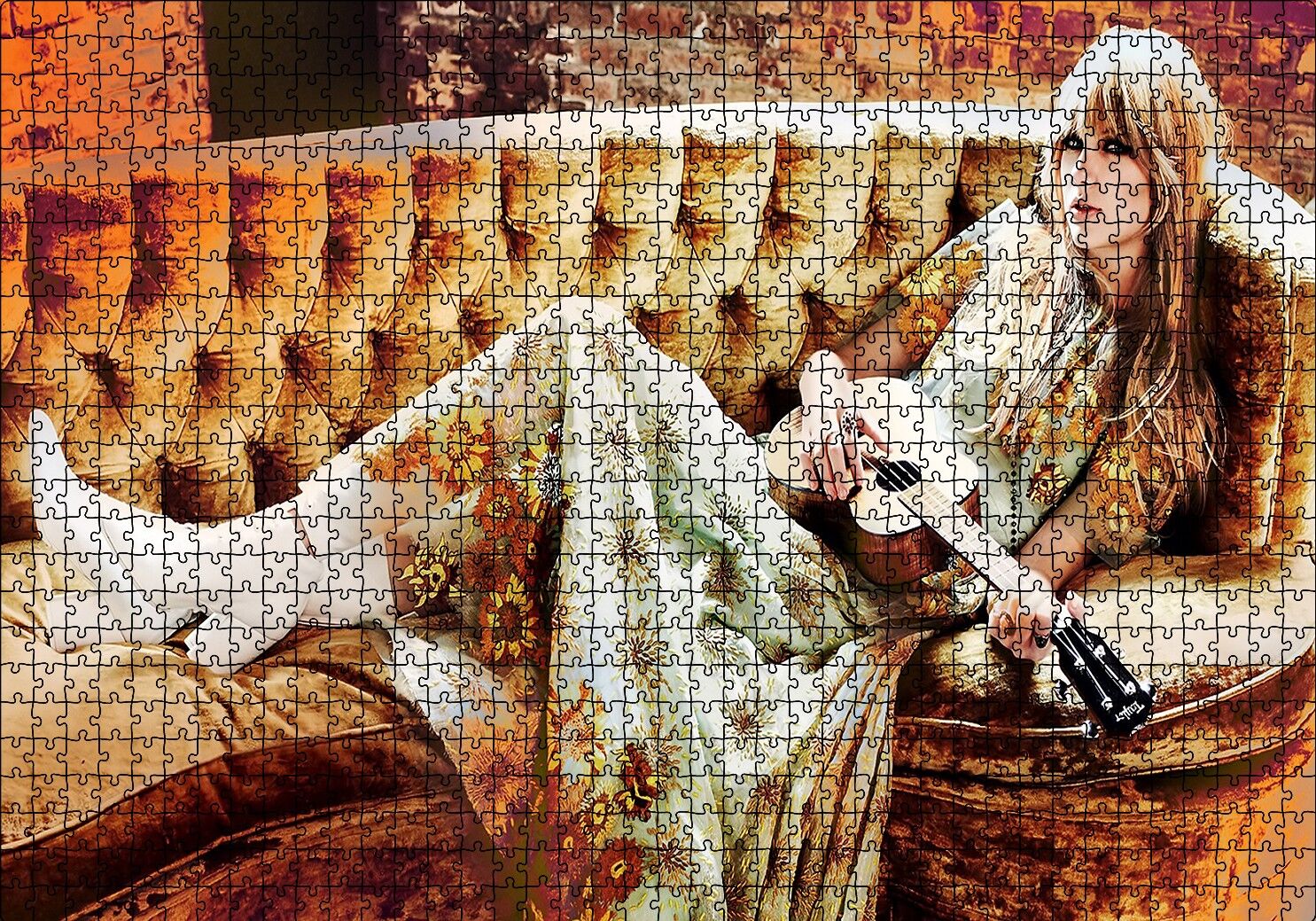Kanepede Gitar Çalan Sarışın Kız Puzzle Yapboz MDF Ahşap 1000 Parça 49 cm X 68 cm