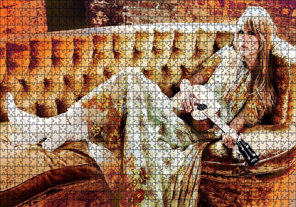 Kanepede Gitar Çalan Sarışın Kız Puzzle Yapboz MDF Ahşap 1000 Parça 49 cm X 68 cm