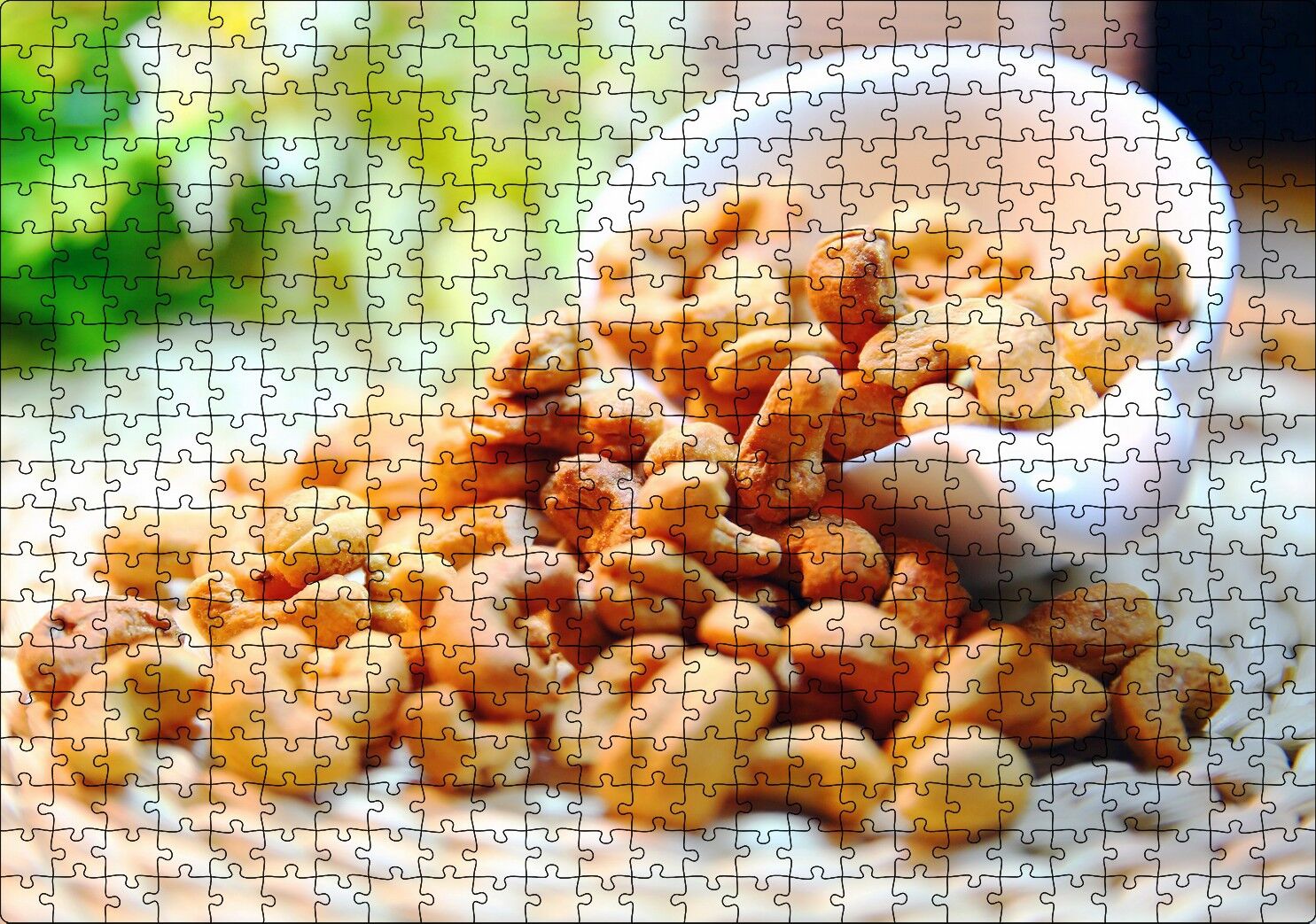Hasır Üzerinde Kaseden Dökülen Kajular Puzzle Yapboz MDF Ahşap 500 Parça 49 cm X 68 cm