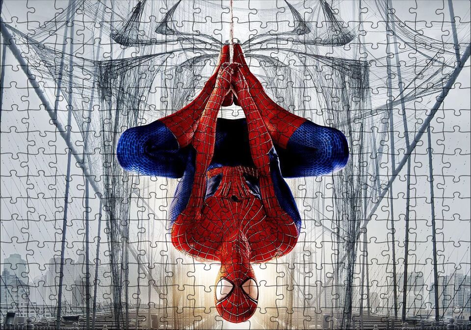 Ters Asılı Duran Spider Man Puzzle Yapboz MDF Ahşap 255 Parça 34 cm X 49 cm