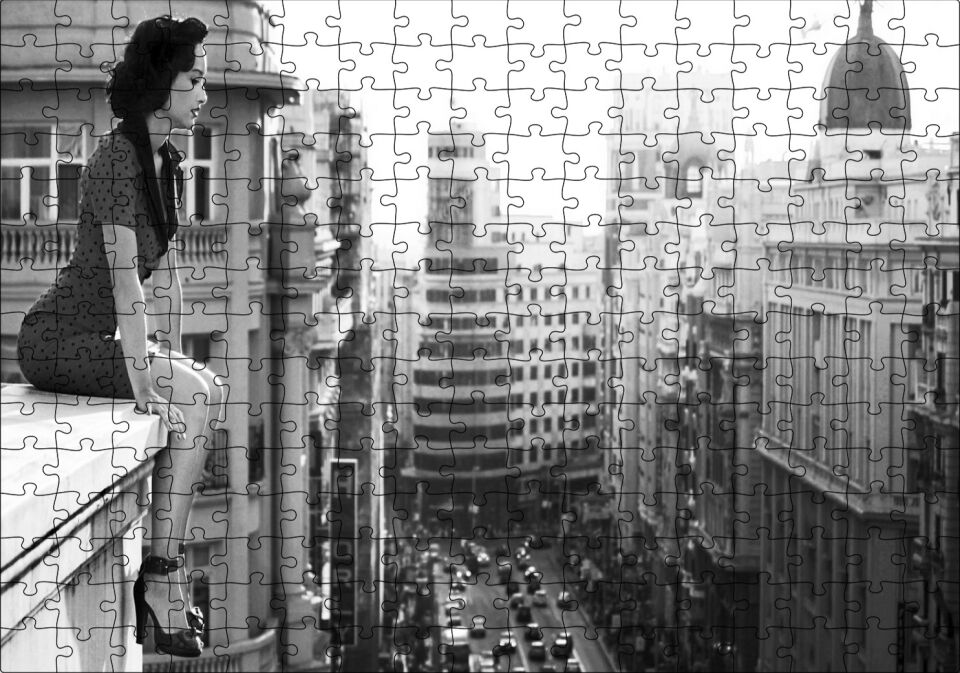 Aktris Dita Von Teese Ve Siyah Beyaz Şehir Görseli Puzzle Yapboz MDF Ahşap 255 Parça 34 cm X 49 cm