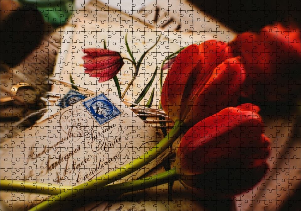 Aşk Mektupları ve Kırmızı Laleler Puzzle Yapboz MDF Ahşap 500 Parça 49 cm X 68 cm