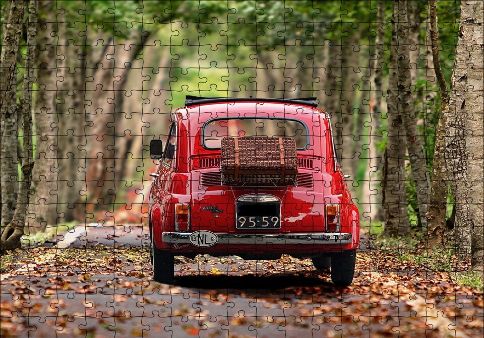 Ağaçlı Yol Yapraklar ve Kırmızı Fiat Bis Puzzle Yapboz MDF Ahşap 255 Parça 34 cm X 49 cm