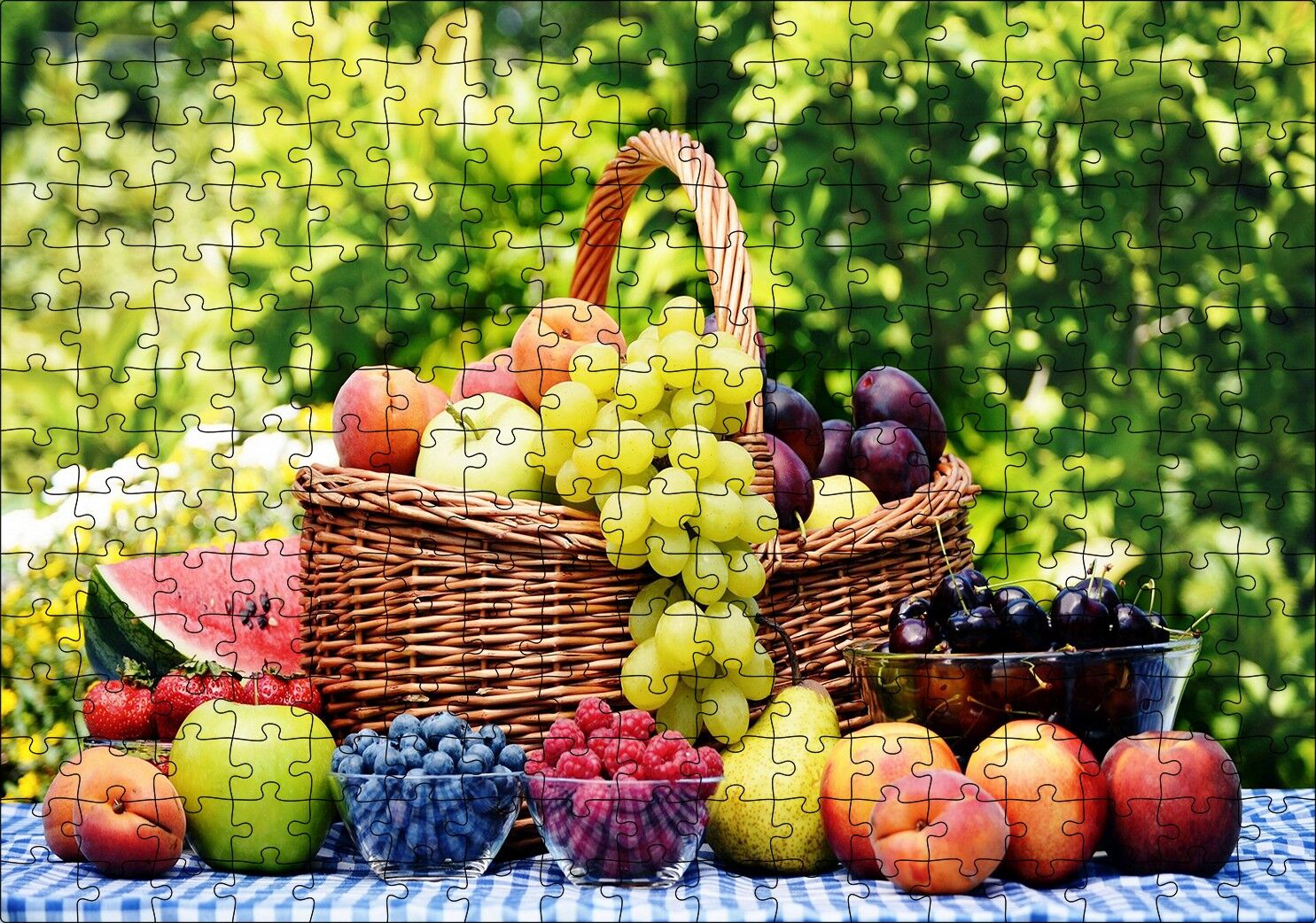Sepette Taze Meyveler Arka Planda Ağaçlar Puzzle Yapboz MDF Ahşap 255 Parça 34 cm X 49 cm