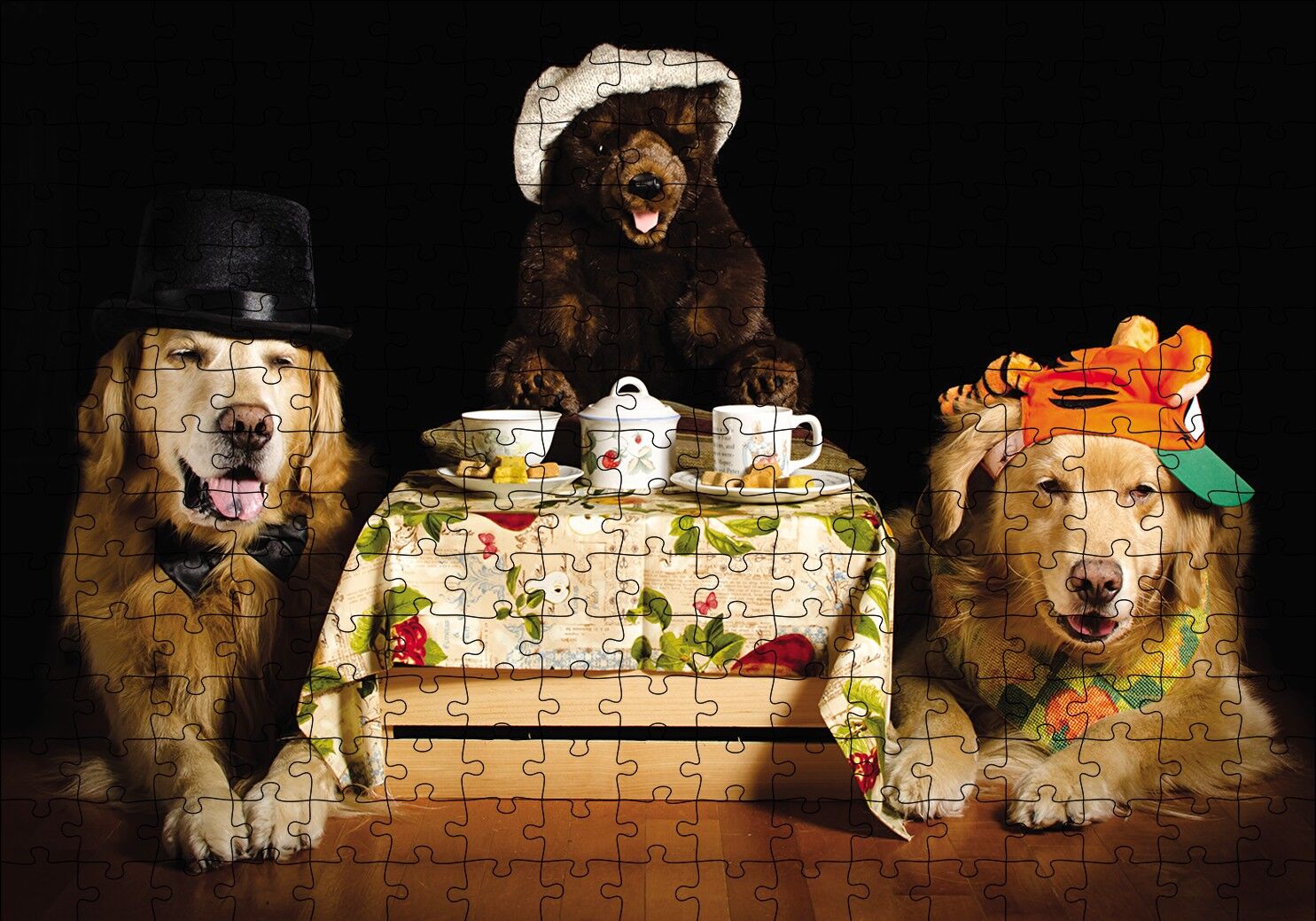 Şapkalı Köpek Ayı Masada Puzzle Yapboz MDF Ahşap 255 Parça 34 cm X 49 cm