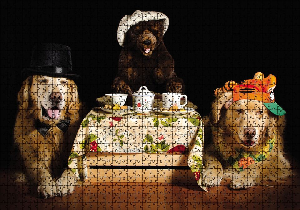 Şapkalı Köpek Ayı Masada Puzzle Yapboz MDF Ahşap 1000 Parça 49 cm X 68 cm