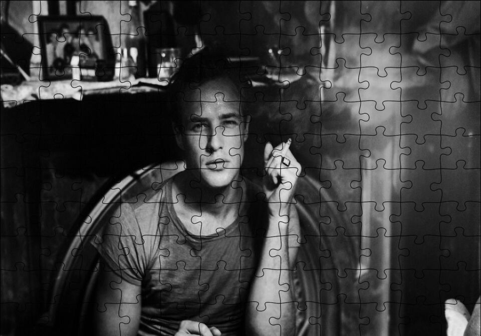Marlon Brando Genç Sigara İçen Pozu Puzzle Yapboz MDF Ahşap