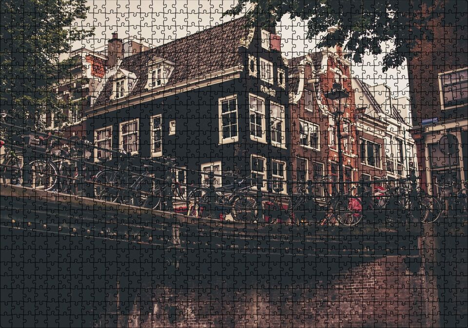 Amsterdam Kanal Üzerinde Köprü ve Bisikletler Puzzle Yapboz MDF Ahşap 1000 Parça 49 cm X 68 cm