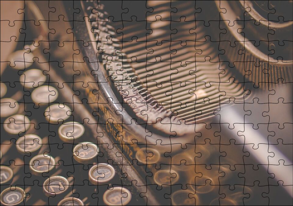 Antika Daktilo Yakın Çekim Puzzle Yapboz MDF Ahşap 120 Parça 24 cm X 34 cm