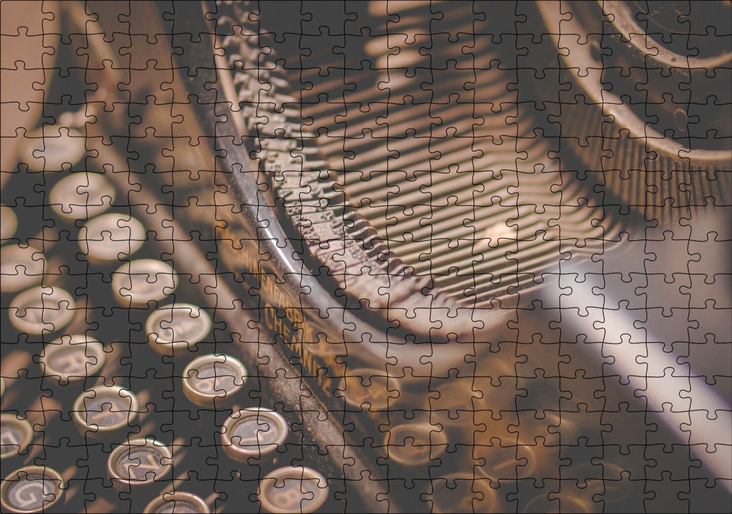 Antika Daktilo Yakın Çekim Puzzle Yapboz MDF Ahşap 255 Parça 34 cm X 49 cm