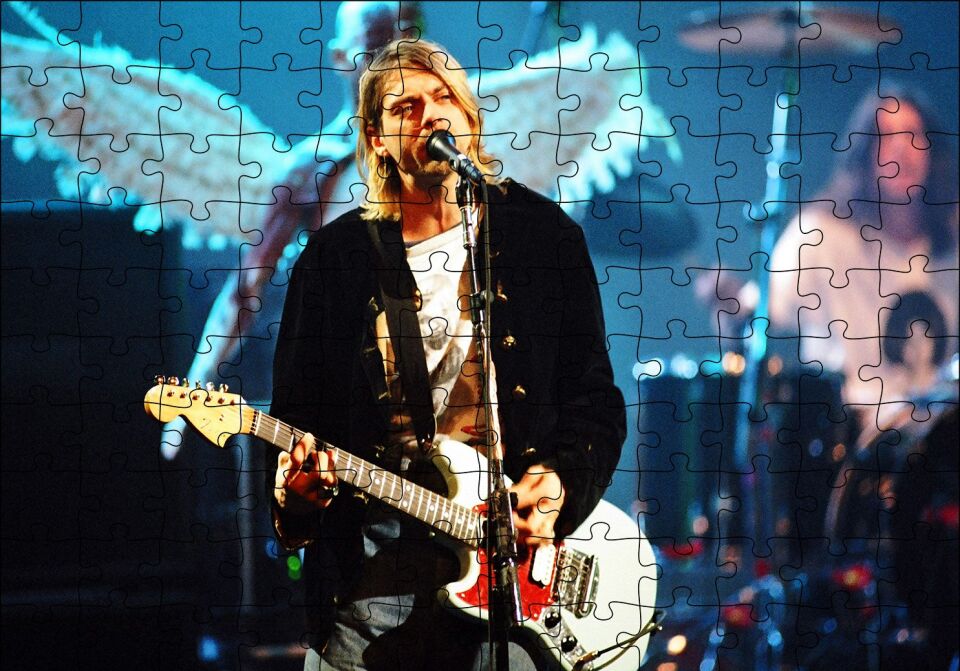 Kurt Cobain Sahnede Şarkılarıyla Puzzle Yapboz MDF Ahşap 120 Parça 24 cm X 34 cm