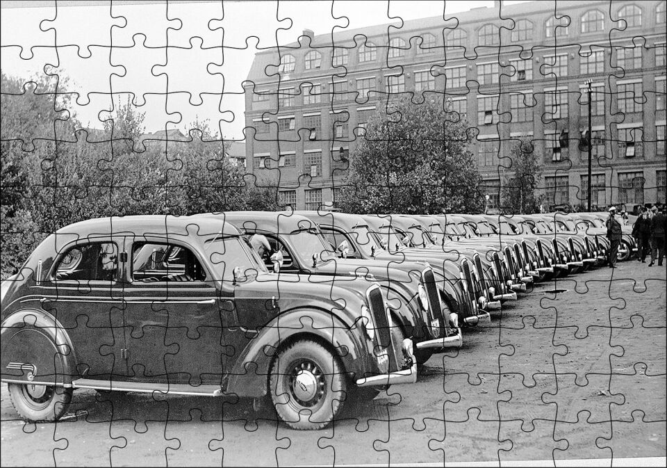 Sıralanmış Volvo PV36 Carioca Fabrika Önünde Puzzle Yapboz MDF Ahşap 120 Parça 24 cm X 34 cm