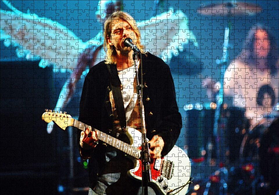 Kurt Cobain Sahnede Şarkılarıyla Puzzle Yapboz MDF Ahşap 500 Parça 49 cm X 68 cm