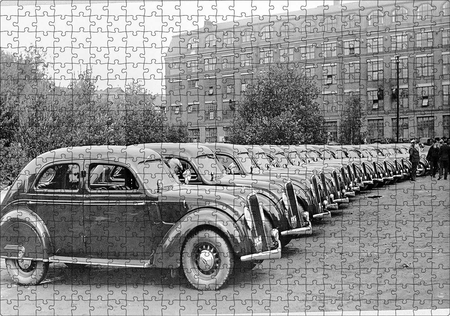 Sıralanmış Volvo PV36 Carioca Fabrika Önünde Puzzle Yapboz MDF Ahşap 500 Parça 49 cm X 68 cm
