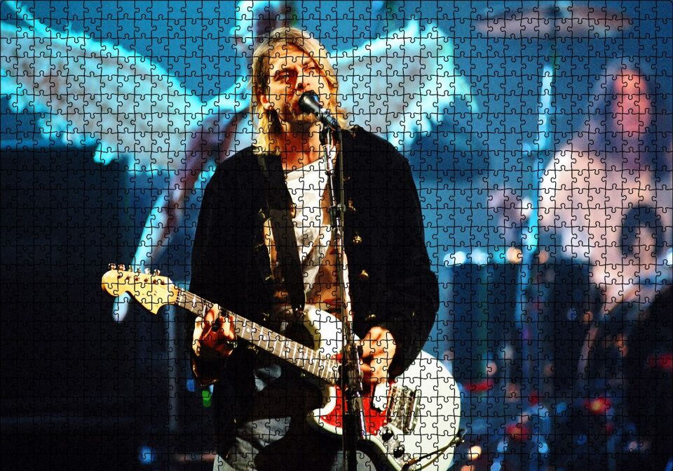 Kurt Cobain Sahnede Şarkılarıyla Puzzle Yapboz MDF Ahşap 1000 Parça 49 cm X 68 cm