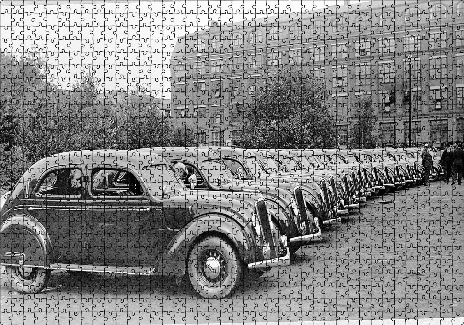 Sıralanmış Volvo PV36 Carioca Fabrika Önünde Puzzle Yapboz MDF Ahşap 1000 Parça 49 cm X 68 cm