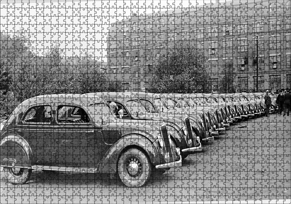 Sıralanmış Volvo PV36 Carioca Fabrika Önünde Puzzle Yapboz MDF Ahşap 1000 Parça 49 cm X 68 cm