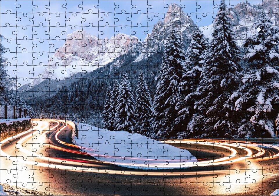 Karlı Orman İçindeki Yol Uzun Pozlama Çekim Puzzle Yapboz MDF Ahşap 255 Parça 34 cm X 49 cm