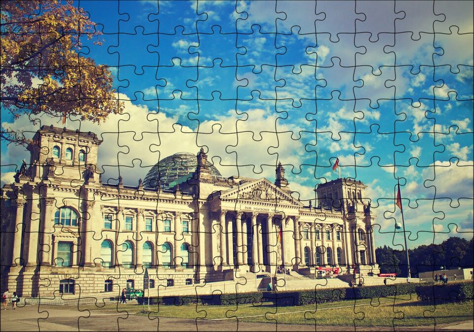 Berlinde Tarihi Bina ve Bulutlu Gökler Puzzle Yapboz MDF Ahşap 120 Parça 24 cm X 34 cm