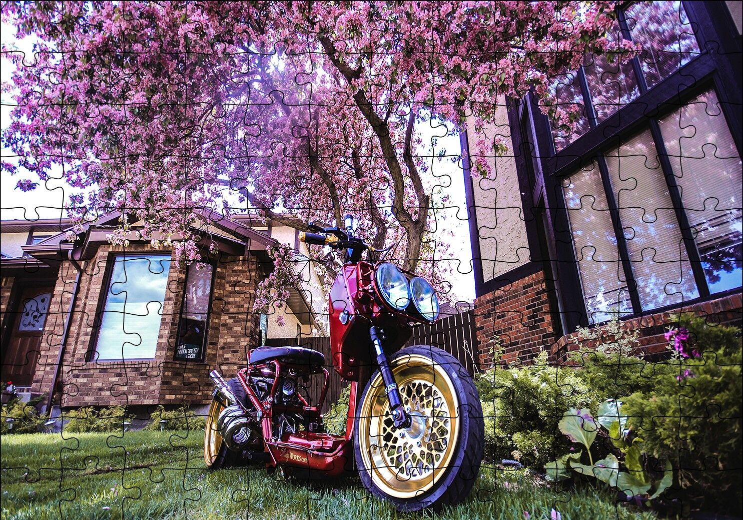 Bahçe Pembe Çiçekli Ağaç ve Modifiyeli Motorsiklet Puzzle Yapboz MDF Ahşap 120 Parça 24 cm X 34 cm