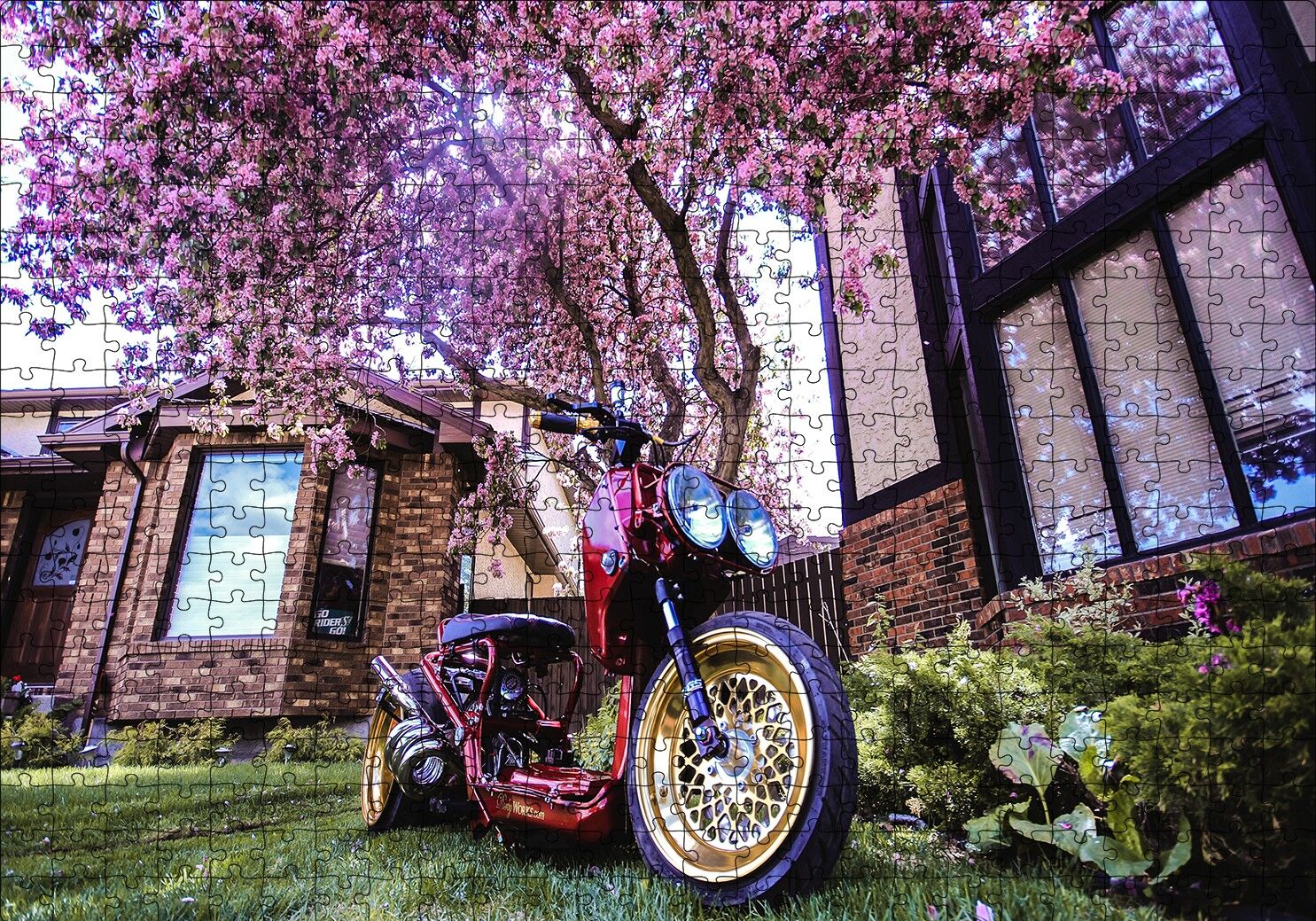 Bahçe Pembe Çiçekli Ağaç ve Modifiyeli Motorsiklet Puzzle Yapboz MDF Ahşap 500 Parça 49 cm X 68 cm