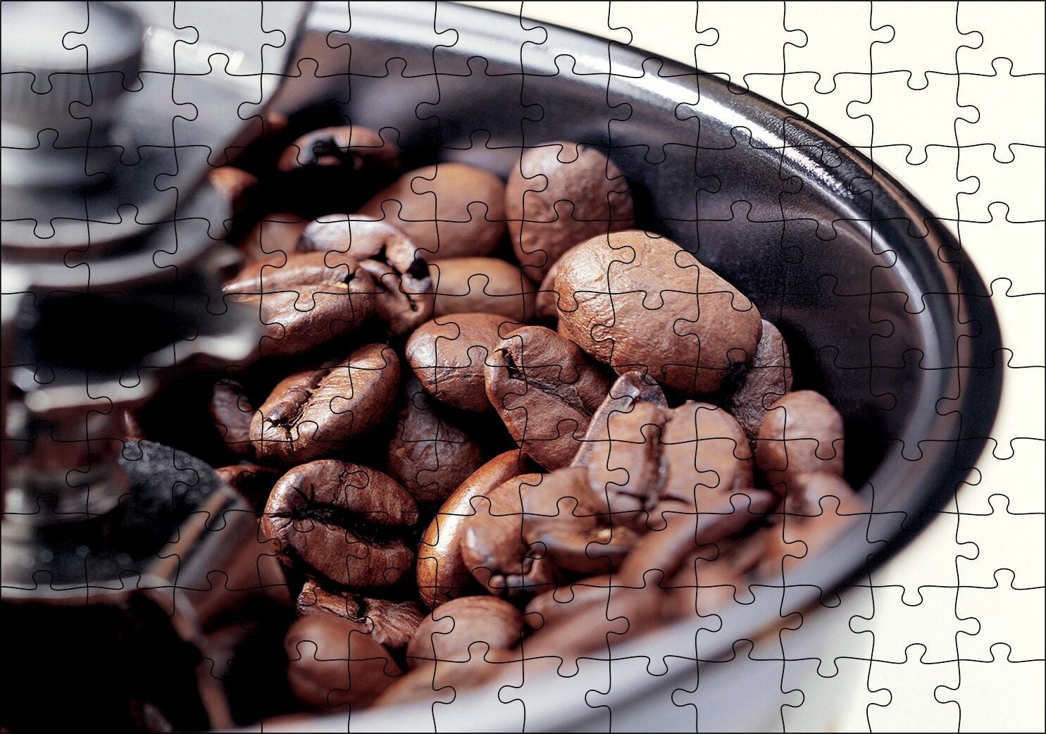 Kahve Değirmeni ve Çekirdekler Yakın Çekim Puzzle Yapboz MDF Ahşap 120 Parça 24 cm X 34 cm