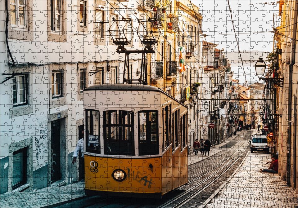 Dar Sokaktaki Tramvay Puzzle Yapboz MDF Ahşap 500 Parça 49 cm X 68 cm