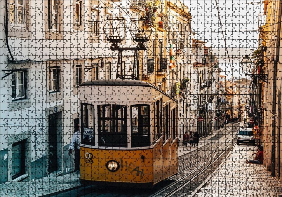Dar Sokaktaki Tramvay Puzzle Yapboz MDF Ahşap 1000 Parça 49 cm X 68 cm