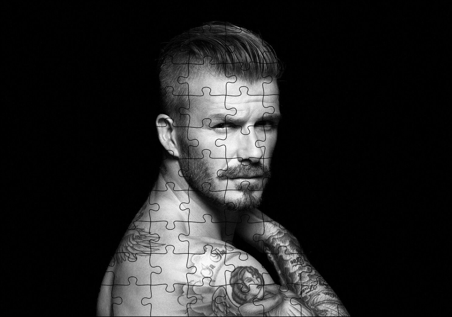 David Beckham Üstü Çıplak Karanlık Arka Plan Puzzle Yapboz MDF Ahşap 120 Parça 24 cm X 34 cm