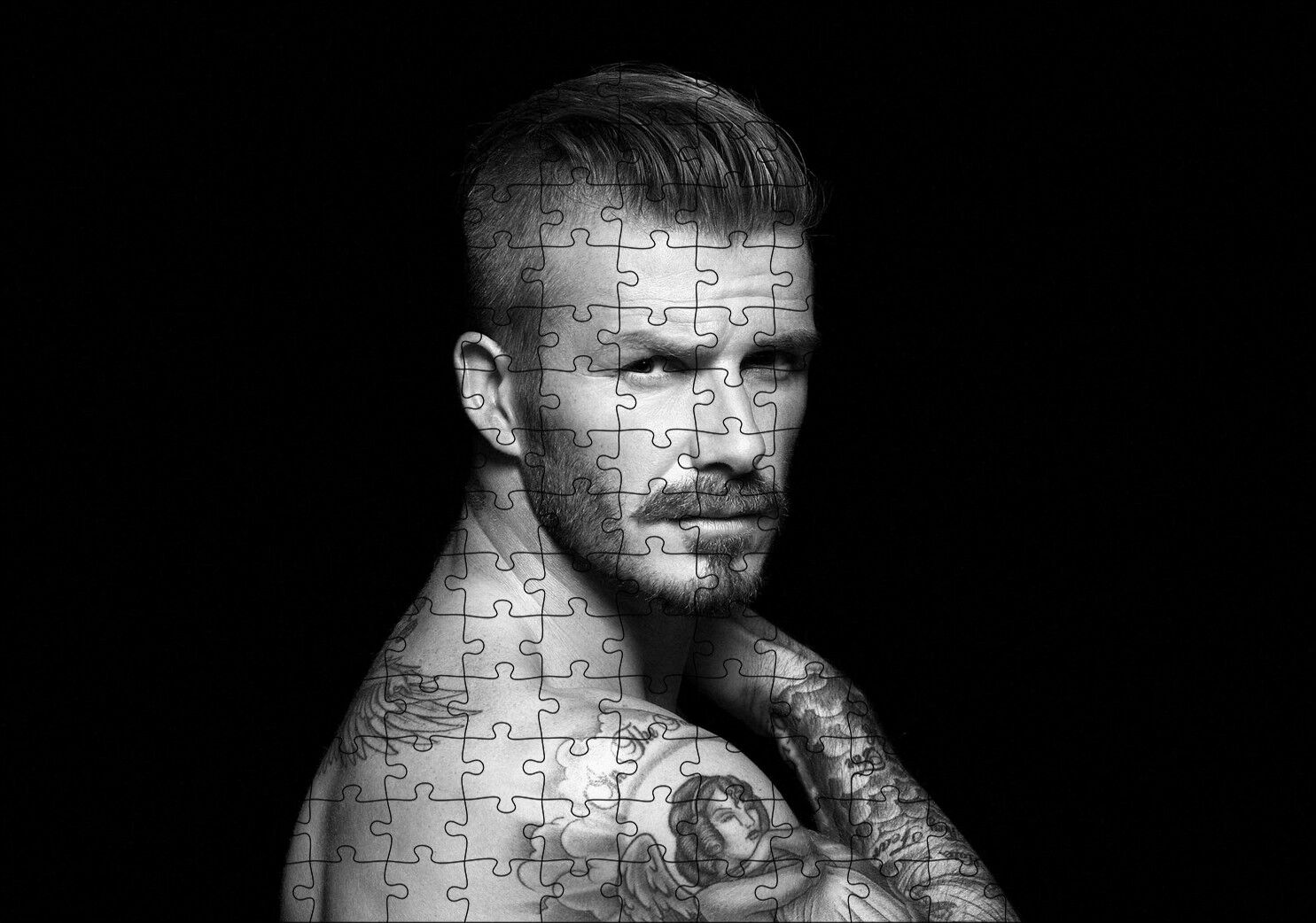 David Beckham Üstü Çıplak Karanlık Arka Plan Puzzle Yapboz MDF Ahşap 255 Parça 34 cm X 49 cm
