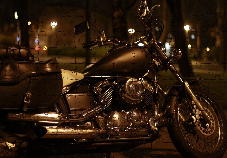 Gece Işıkları Altında Siyah Chopper Motorsiklet Puzzle Yapboz MDF Ahşap 120 Parça 24 cm X 34 cm