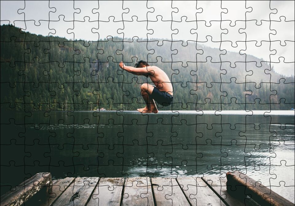 Göl Orman İskele ve Atlayış Yapan Adam Puzzle Yapboz MDF Ahşap 120 Parça 24 cm X 34 cm