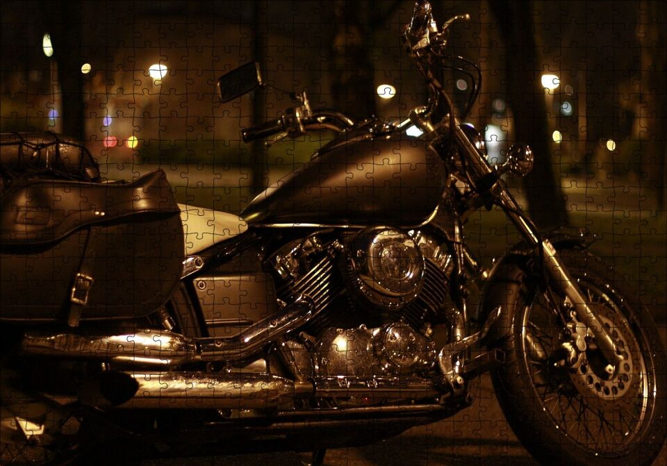 Gece Işıkları Altında Siyah Chopper Motorsiklet Puzzle Yapboz MDF Ahşap 500 Parça 49 cm X 68 cm