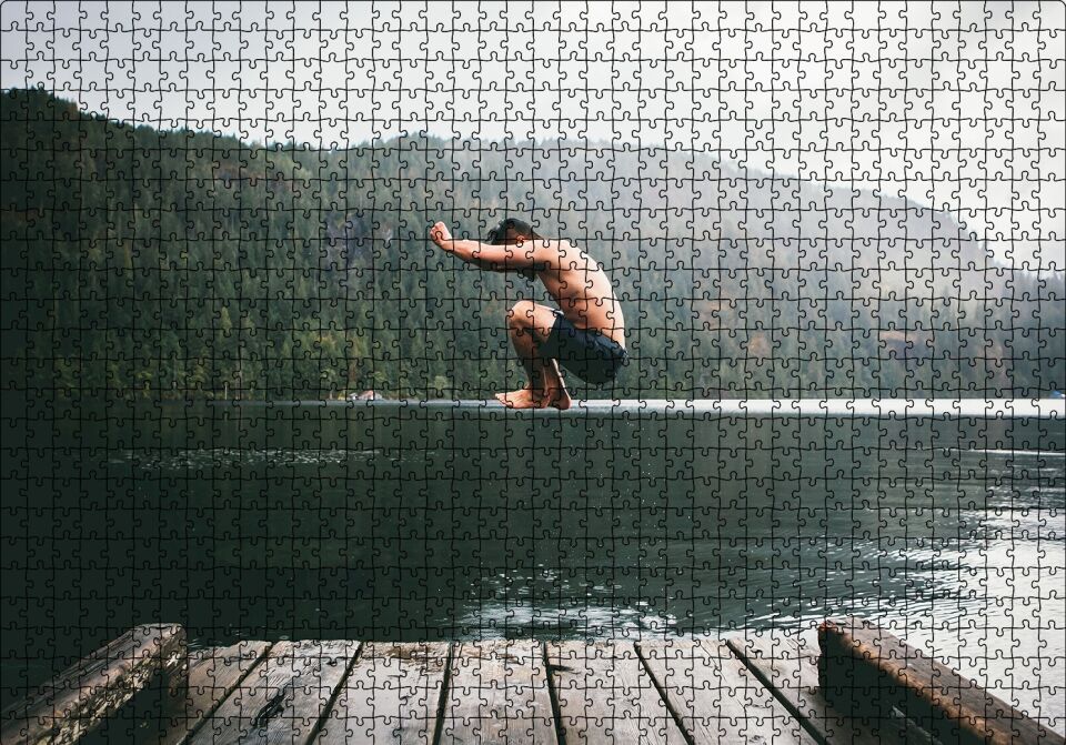 Göl Orman İskele ve Atlayış Yapan Adam Puzzle Yapboz MDF Ahşap 1000 Parça 49 cm X 68 cm