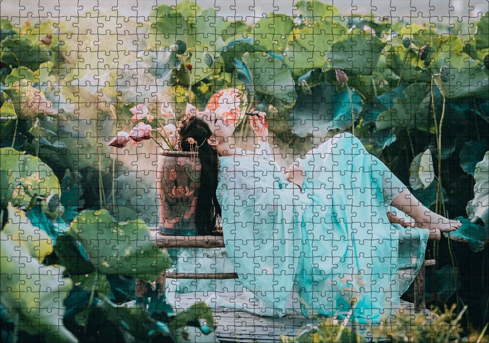 Dev Yapraklar Arasındaki Japon Kız Puzzle Yapboz MDF Ahşap 500 Parça 49 cm X 68 cm
