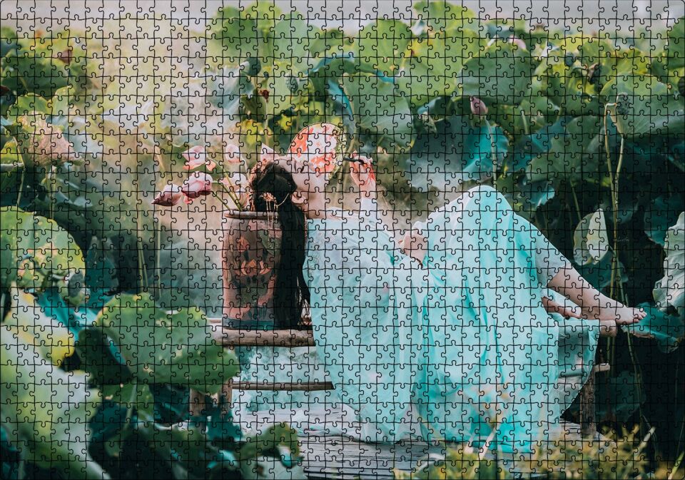 Dev Yapraklar Arasındaki Japon Kız Puzzle Yapboz MDF Ahşap 1000 Parça 49 cm X 68 cm