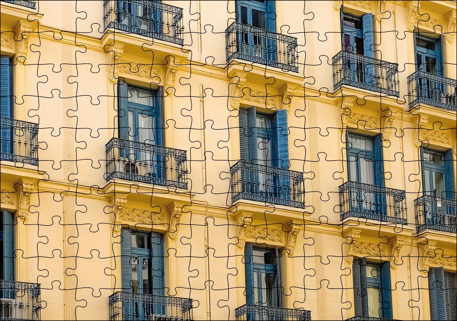 İspanyada Sarı Klasik Bina ve Balkonlar Puzzle Yapboz MDF Ahşap