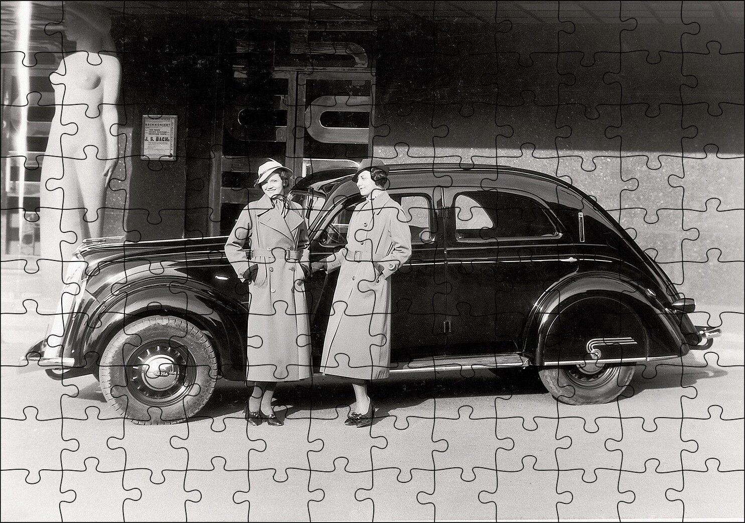 Volvo PV36 Carioca Modeli İle Kadınlar Poz Verirken Puzzle Yapboz MDF Ahşap 120 Parça 24 cm X 34 cm