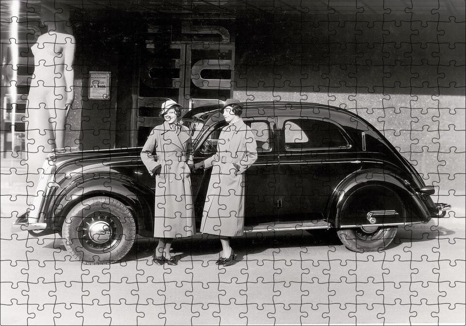 Volvo PV36 Carioca Modeli İle Kadınlar Poz Verirken Puzzle Yapboz MDF Ahşap 255 Parça 34 cm X 49 cm