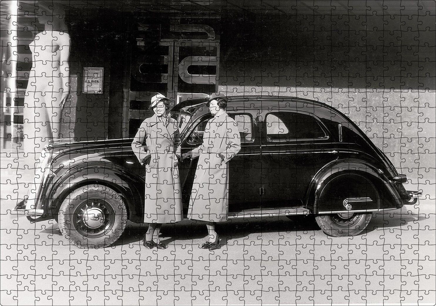 Volvo PV36 Carioca Modeli İle Kadınlar Poz Verirken Puzzle Yapboz MDF Ahşap 500 Parça 49 cm X 68 cm