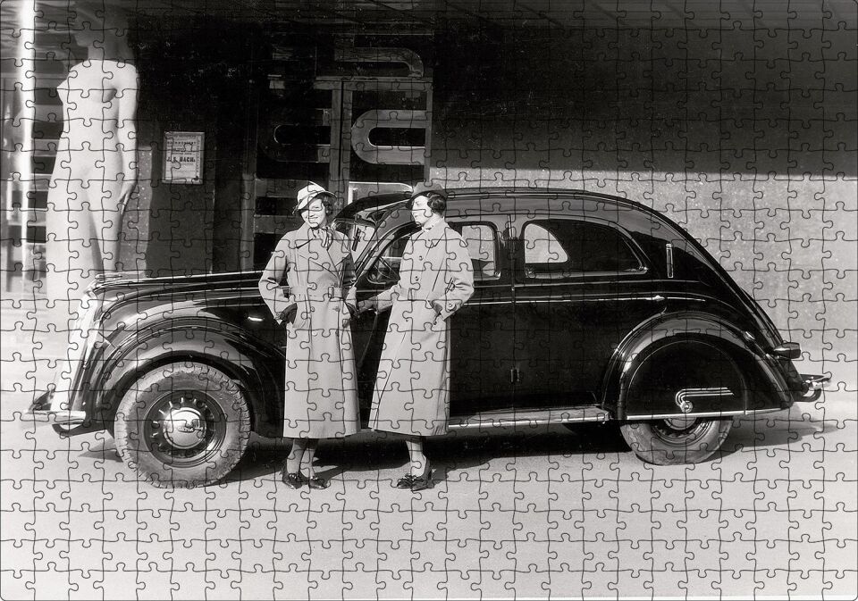 Volvo PV36 Carioca Modeli İle Kadınlar Poz Verirken Puzzle Yapboz MDF Ahşap 500 Parça 49 cm X 68 cm